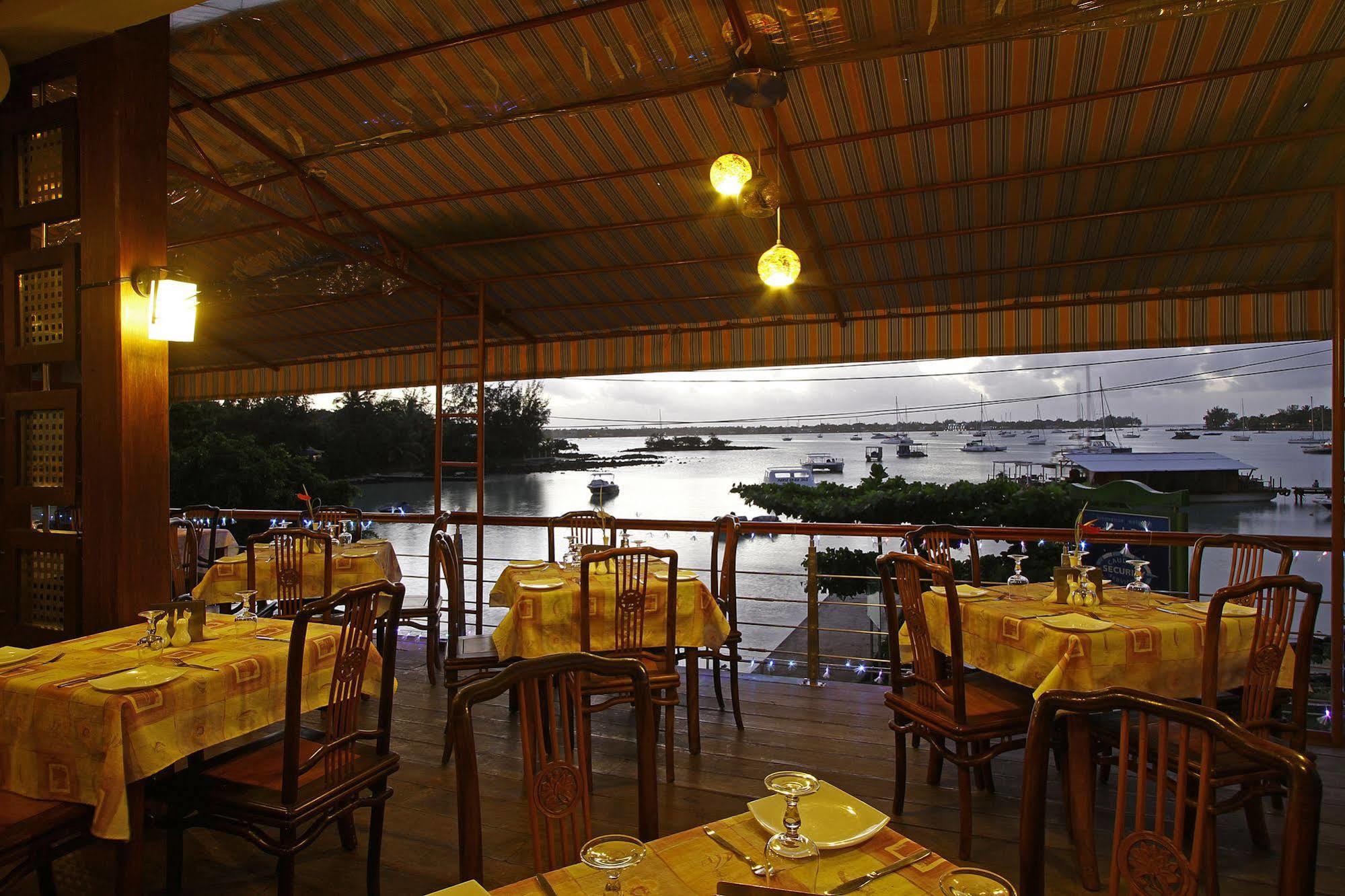 Azure Beach Seafront Hotel Mauritius Exterior foto